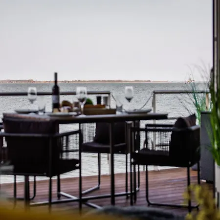 بوتيل Houseboat In