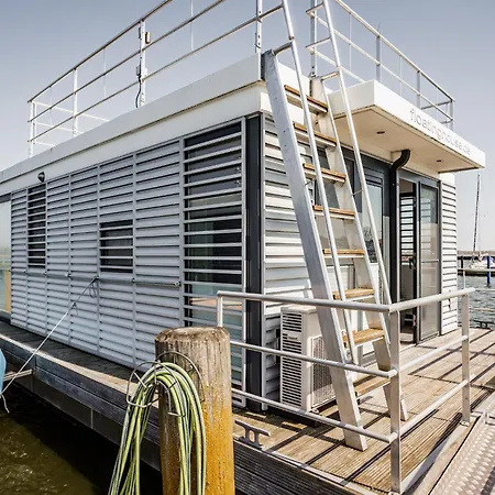 Houseboat In بوتيل