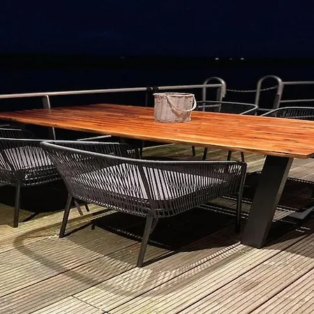 Houseboat In بوتيل *